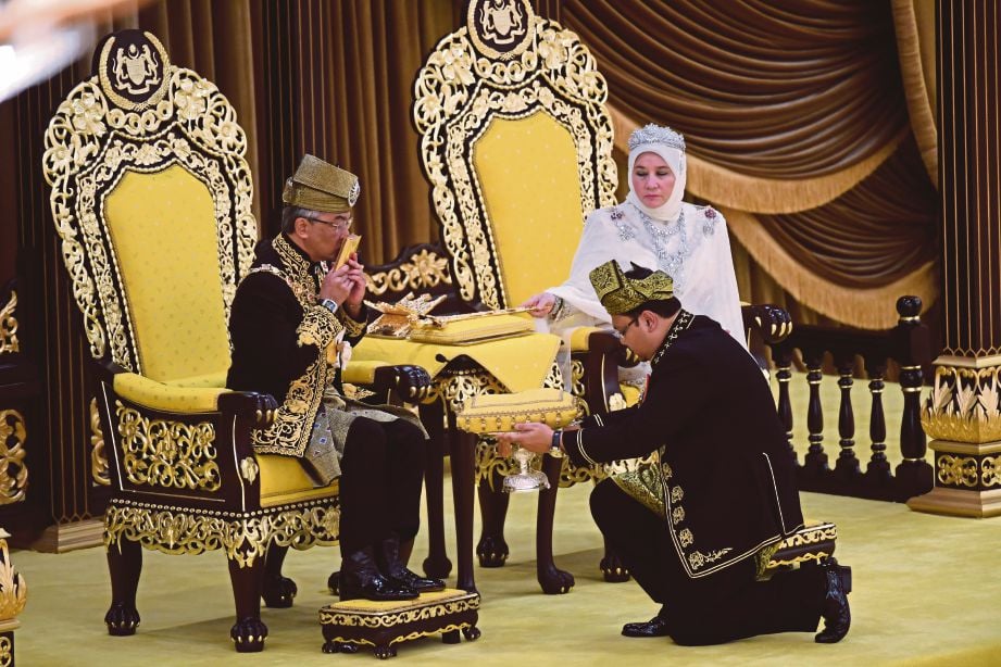 AL-Sultan Abdullah mengucup al-Quran yang merupakan lambang kemuliaan Islam sebagai agama rasmi negara. FOTO Bernama