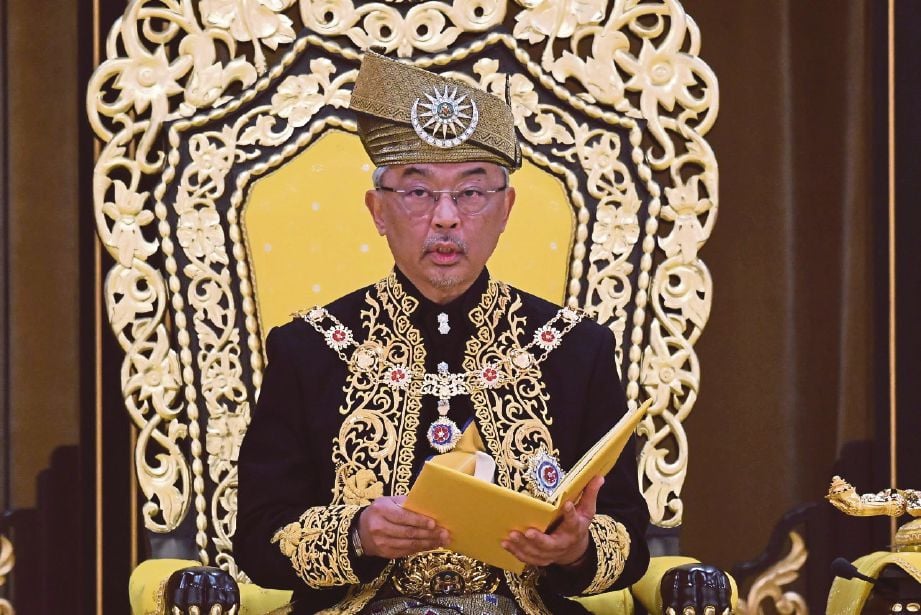 AL-Sultan Abdullah berkenan melafazkan Warkah Titah Diraja pada istiadat pertabalan baginda di Istana Negara, semalam. FOTO Bernama