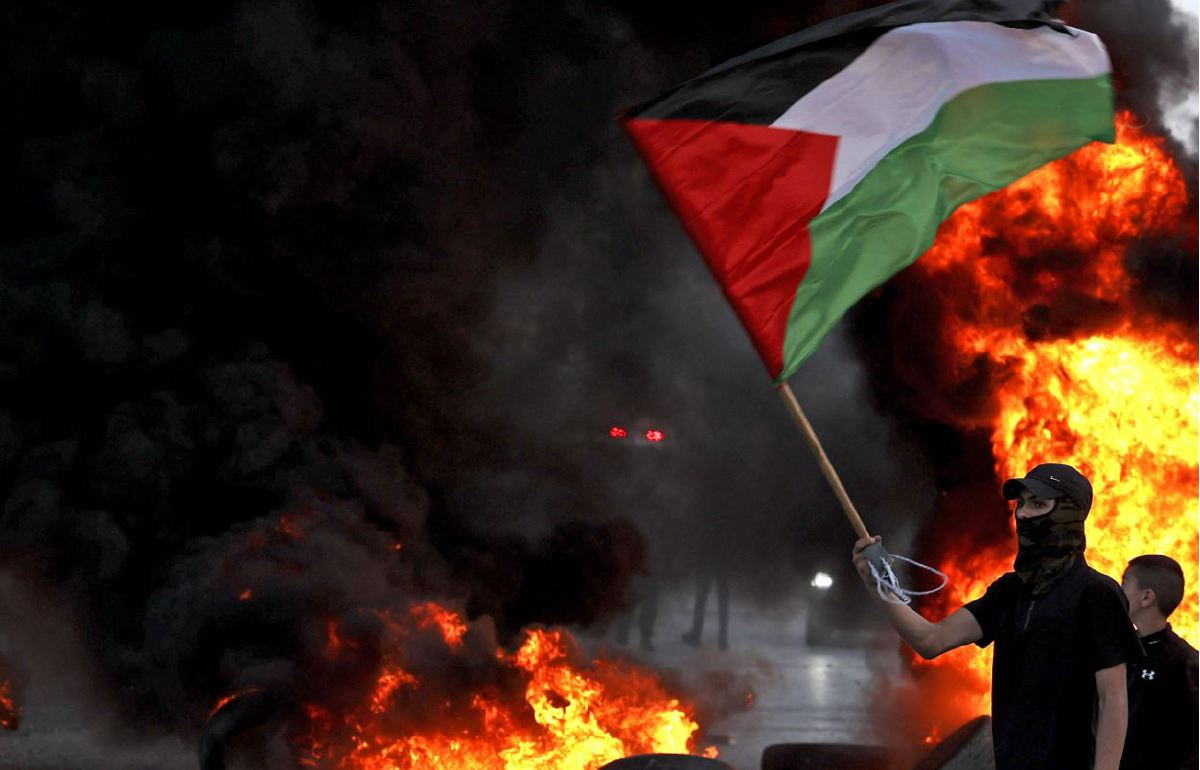 PENUNJUK perasaan dengan bendera Palestin. FOTO AFP.