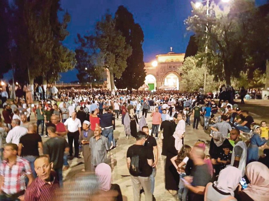 PENDUDUK Palestin berkumpul dan berarak di sekitar Masjid al-Aqsa sebagai meraikan kemenangan apabila rejim Zionis  mengalah menanggalkan peralatan keselamatan di semua pintu masuk masjid itu.