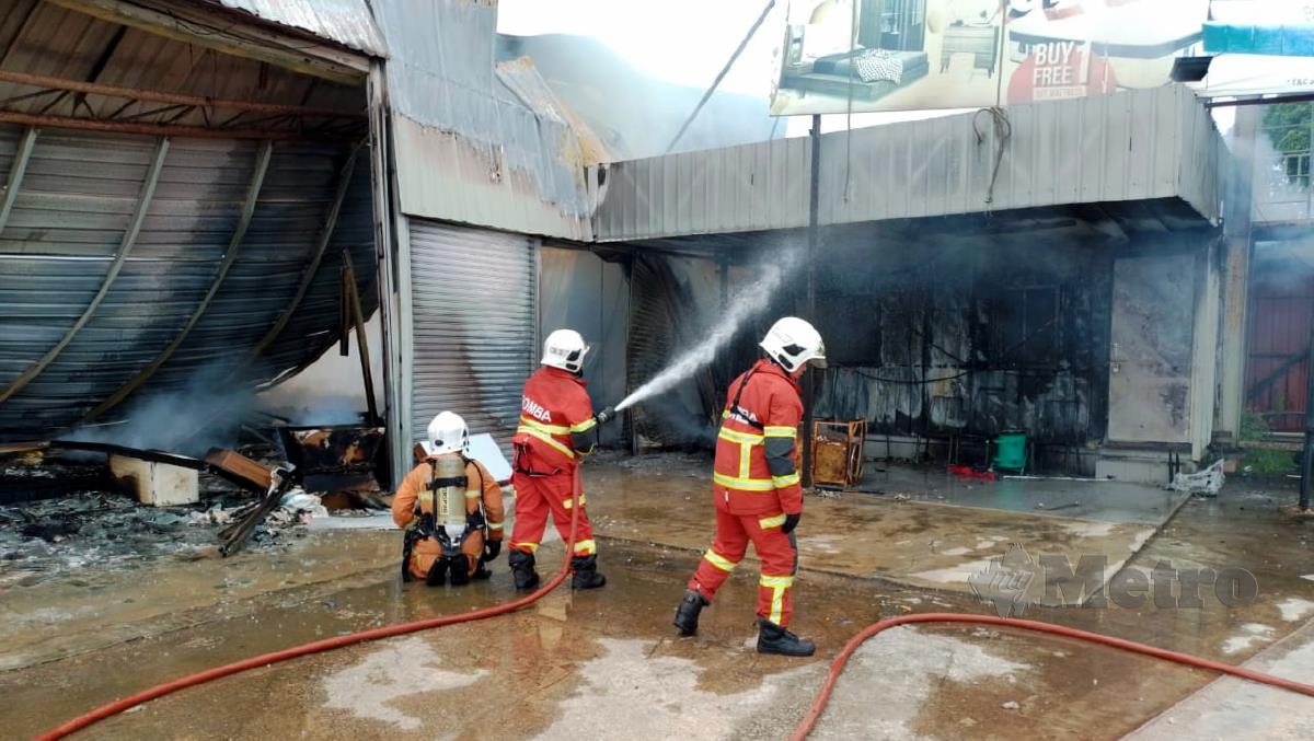 ANGGOTA bomba memadam kebakaran di gudang perabot di Jalan Padang Temusu, Sungai Petani hari ini. FOTO Ihsan JBPM.