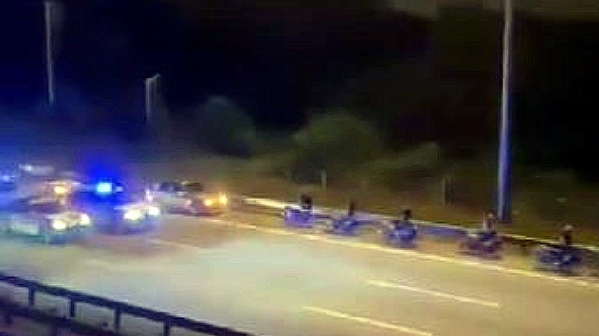 TANGKAP layar daripada video tular menunjukkan 14 penunggang motosikal yang ditahan selepas terbabit lumba haram dan melakukan aksi berbahaya di Lebuhraya Utara Selatan dekat Sama Gagah. 