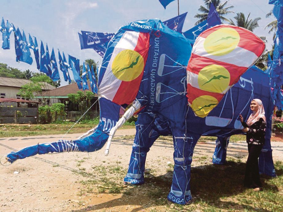 REPLIKA gajah gergasi dibina penyokong BN di Kampung Geoong Gajah, Kuala Nerus.