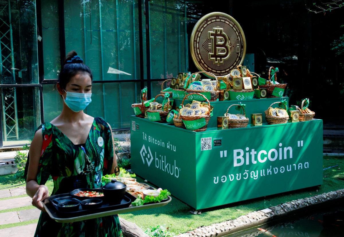 LOGO Bitcoin tertera di luar kafe yang menjadi pilihan pedagang kripto di Nakhon Ratchasima, Thailand. FOTO Reuters.