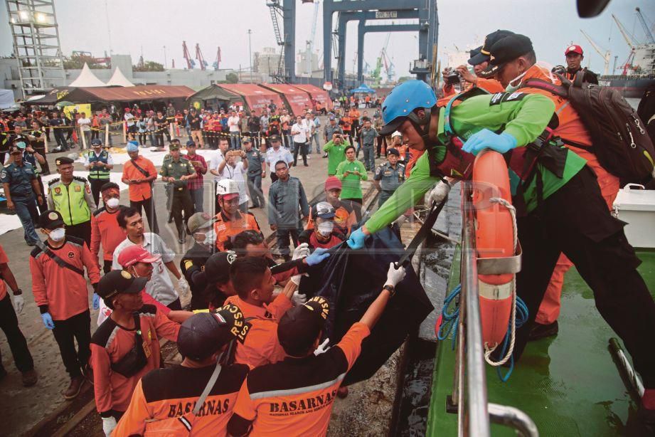 PRESIDEN Jokowi melihat  barangan milik mangsa pesawat JT-610 yang berjaya ditemui.