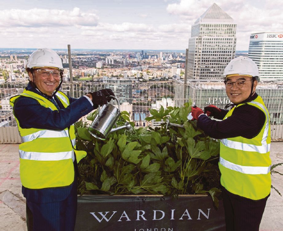 MULRYAN (kiri) bersama Liew pada majlis penyempurnaan struktur bangunan Wardian London di London. 