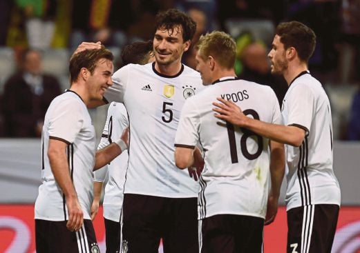 GOETZE (kiri) dirai rakan sepasukan selepas menjaringkan gol kedua Jerman.