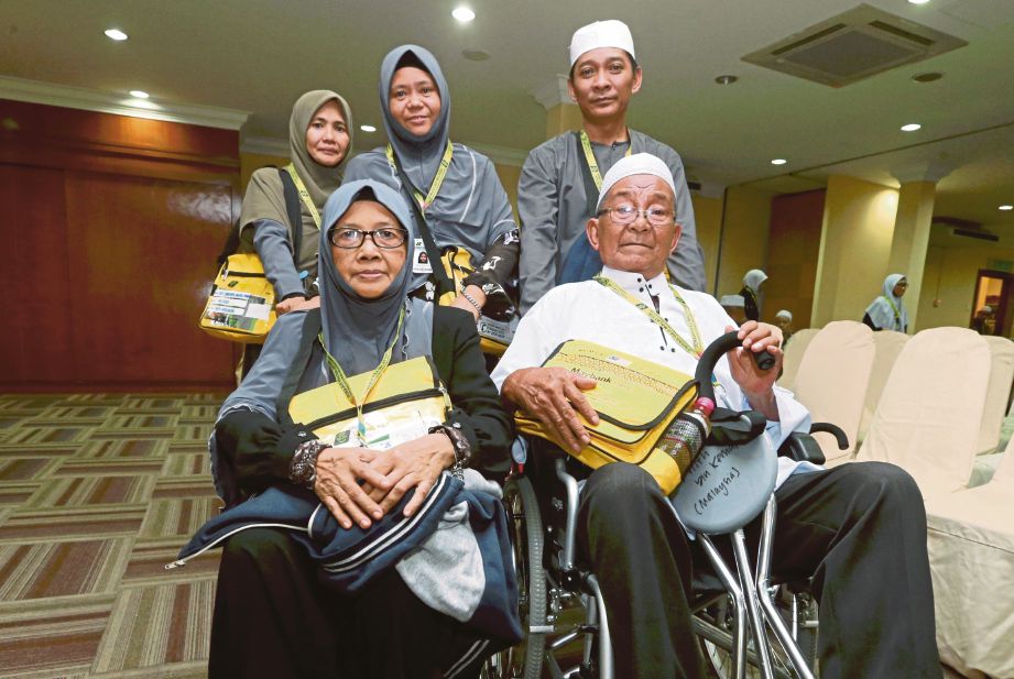 THITH, isteri dan anak-anaknya ketika mendaftar masuk di Kompleks Tabung Haji Kelana Jaya.
