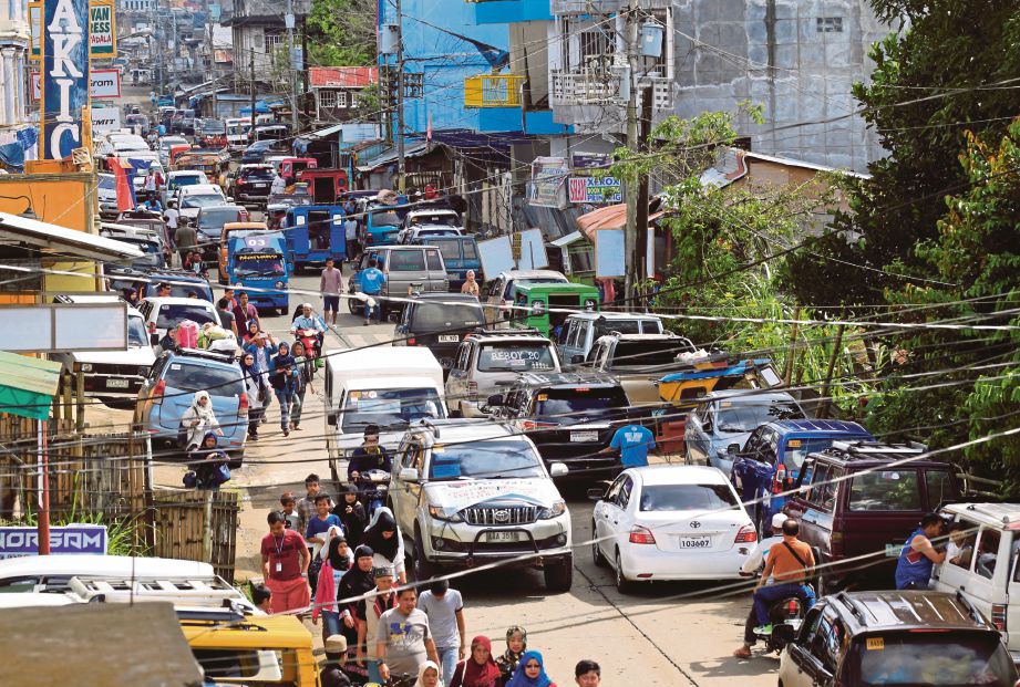 KEADAAN di bandar Marawi kembali sibuk dengan kenderaan kelmarin selepas bandar itu bebas daripada militan Daish. - Reuters