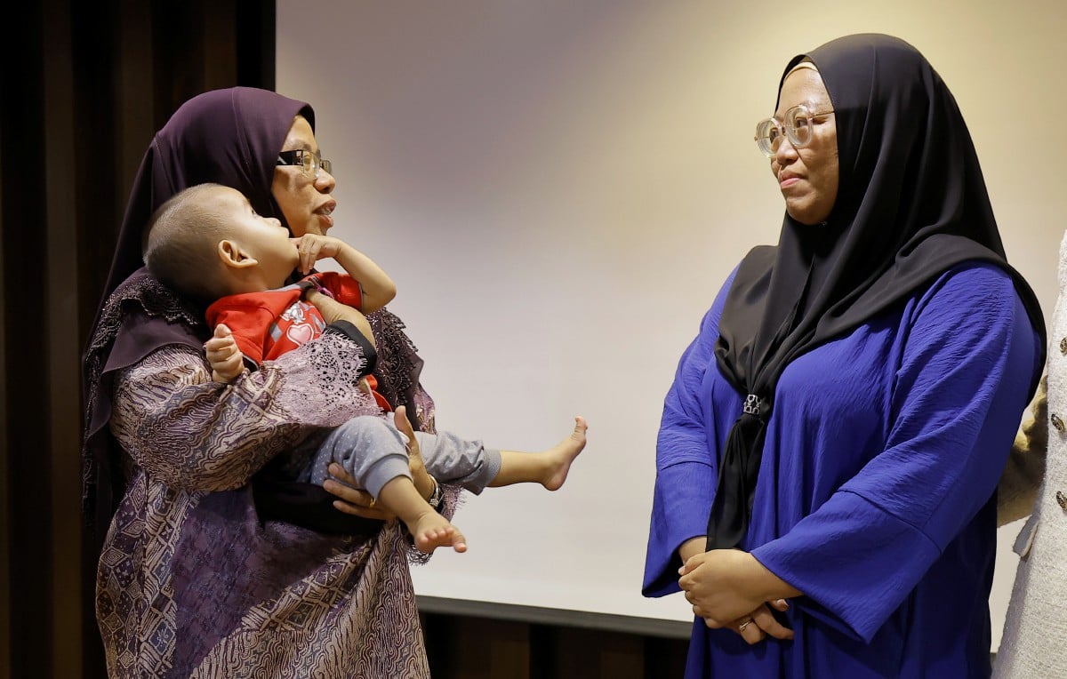 AIMAN Athirah beramah mesra bersama Fauziah Nordin (kanan) juga adik Jahidah pada Majlis Sumbangan Tabung Kasih Kepada Waris Mangsa Keganasan Rumah Tangga di Putrajaya. FOTO Bernama.