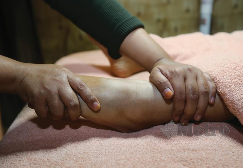 7. DALAM posisi telentang, pegang kaki menggunakan dua belah tangan, sebelah tangan memegang pergelangan kaki manakala sebelah tangan lagi memicit keseluruhan kaki hingga ke jari kaki. Lakukan teknik yang sama pada kedua-dua belah kaki.