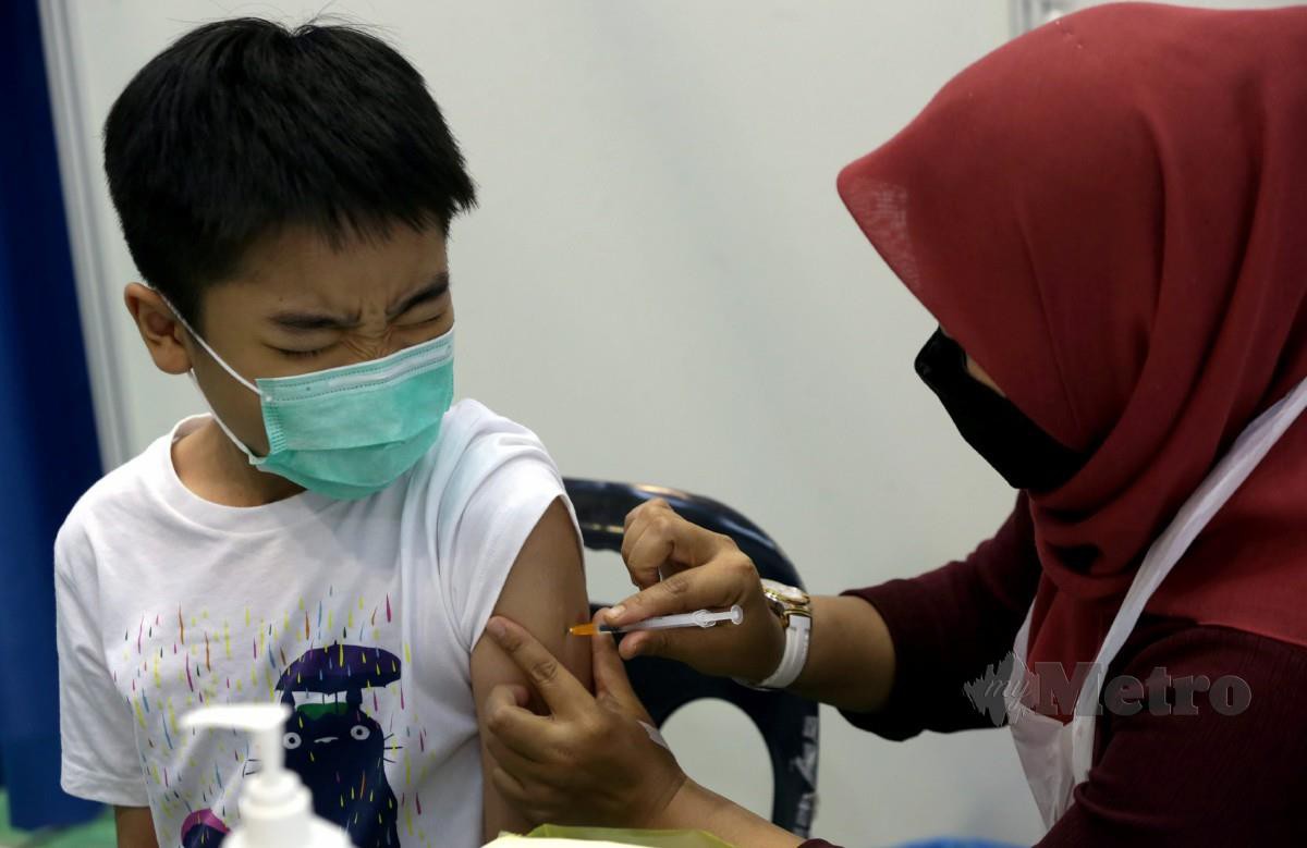 PETUGAS perubatan memberikan suntikan vaksin Covid-19 jenis Comirnaty (Pfizer BioNTech) kepada kanak-kanak di Pusat Pemberian Vaksin Offsite Tapak Ekspo, Seberang Jaya. FOTO Danial Saad.