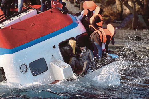 PENDATANG dan pelarian berusaha menyelamatkan diri apabila bot yang mereka naiki mula karam di luar pantai Pulau Lesbos, Greece, selepas mereka menyeberang Laut Aegean dari Turki, semalam.  
