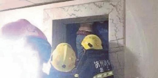 ANGGOTA bomba berusaha mengeluarkan mayat wanita yang terperangkap dalam lif di Zhejiang. 