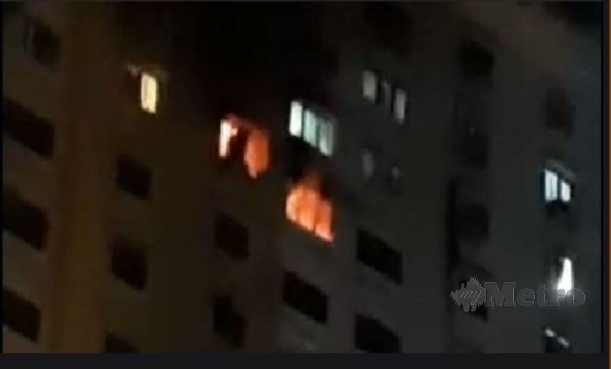 TANGKAP layar daripada video tular menunjukkan kebakaran di pangsapuri Flora Damansara hari ini.