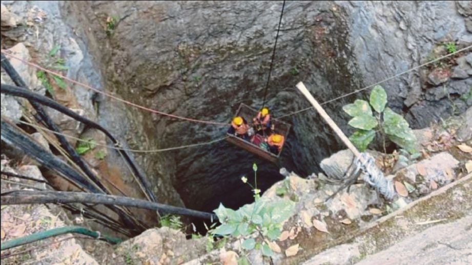 ANGGOTA penyelamat turun ke dalam lombong arang batu haram untuk mencari 15 pelombong yang terperangkap lebih dua minggu di daerah terpencil di negeri Meghalaya, India. - Agensi 