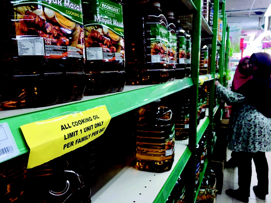 TINJAUAN minyak masak di pasar raya sekitar Lembah Klang yang dihadkan jualannya kepada pelanggan.