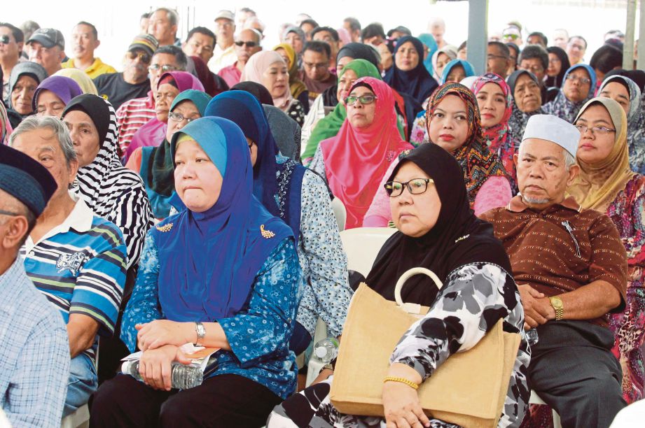 SEBAHAGIAN penduduk Kampung Sungai Baru yang hadir di mesyuarat agung pertama Persatuan Komuniti Sungai Baru di Pusat Internet 1Malaysia. 