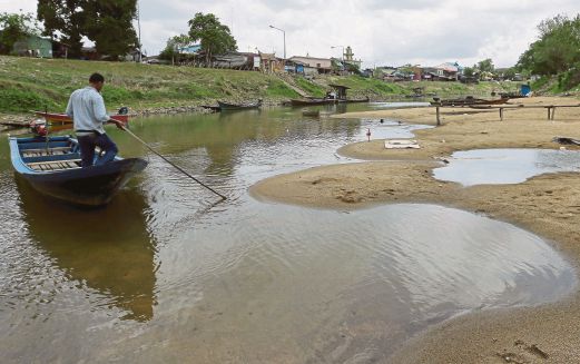 PENGUSAHA  bot penambang   menolak bot menggunakan kayu untuk menggerakkan bot  berikutan  Sungai Golok   cetek sejak dua bulan lalu.  