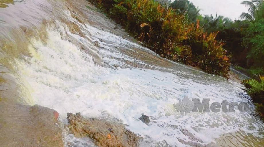 AIR  yang melepasi ban  mendap di Jeti Pengkalan Sungai Udang di Klang berikutan fenomena air pasang.