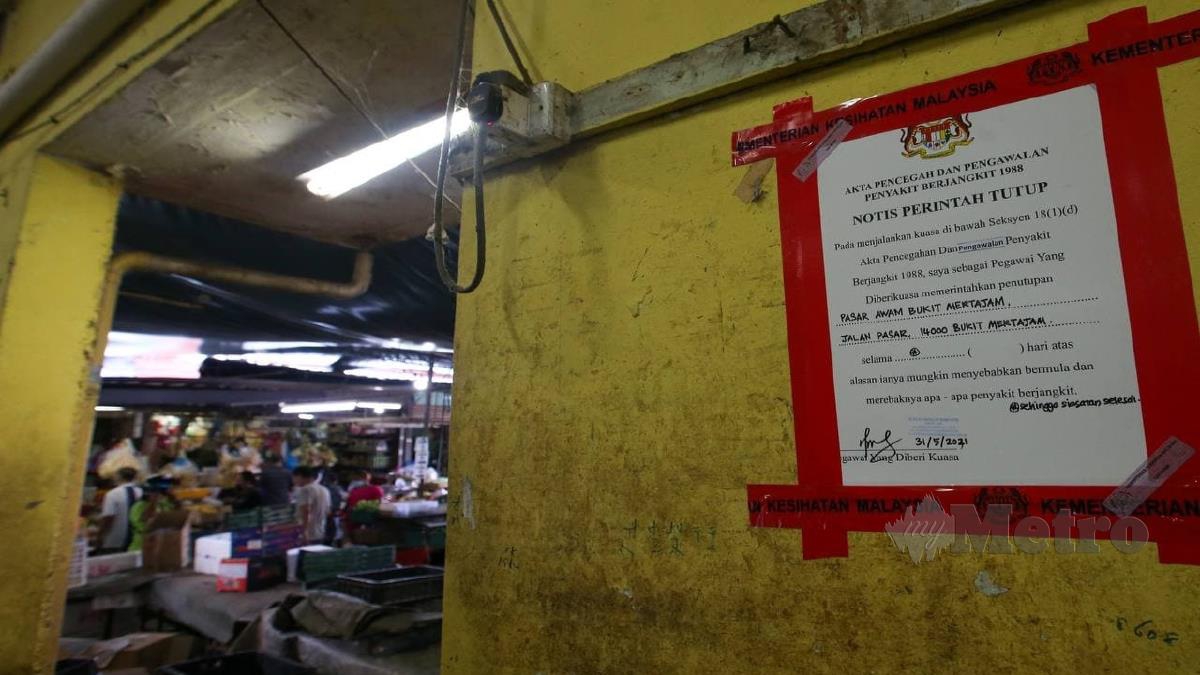 NOTIS perintah tutup oleh Kementerian Kesihatan Malaysia (KKM) yang ditampal di Pasar Awam Bukit Mertajam hari ini. FOTO Danial Saad.