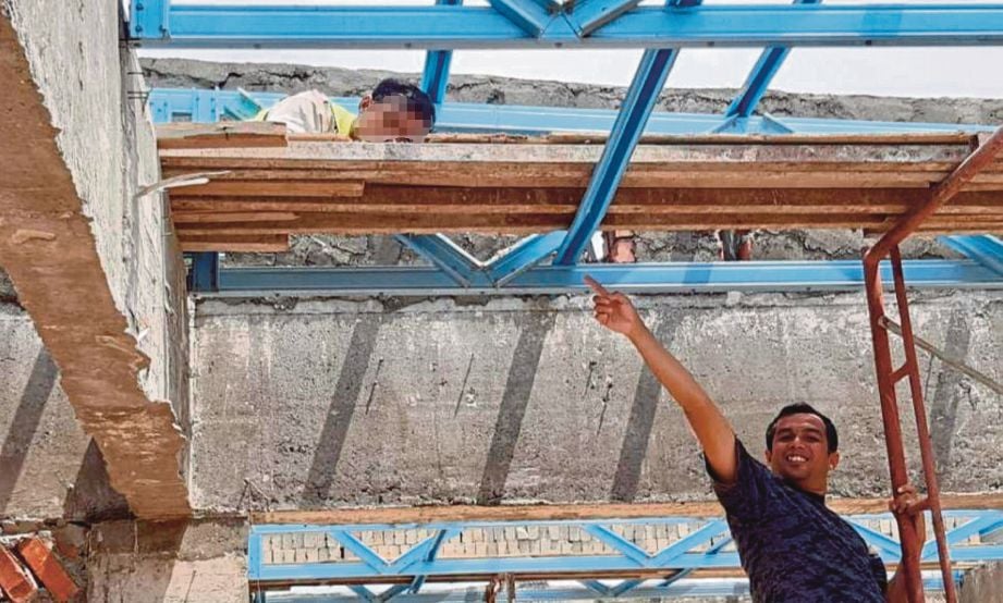 LELAKI warga Indonesia ditahan ketika bersembunyi dengan berbaring di atas kepingan papan di bahagian bumbung bangunan dalam pembinaan dalam Op Bersepadu Jabatan Imigresen di Kerteh.