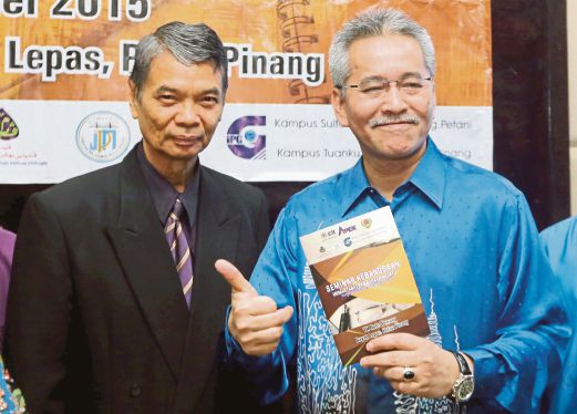 DR Omar  (kanan) bersama Dr  Salleh   pada Majlis Seminar Kebangsaan Memartabatkan Bahasa Melayu, semalam.