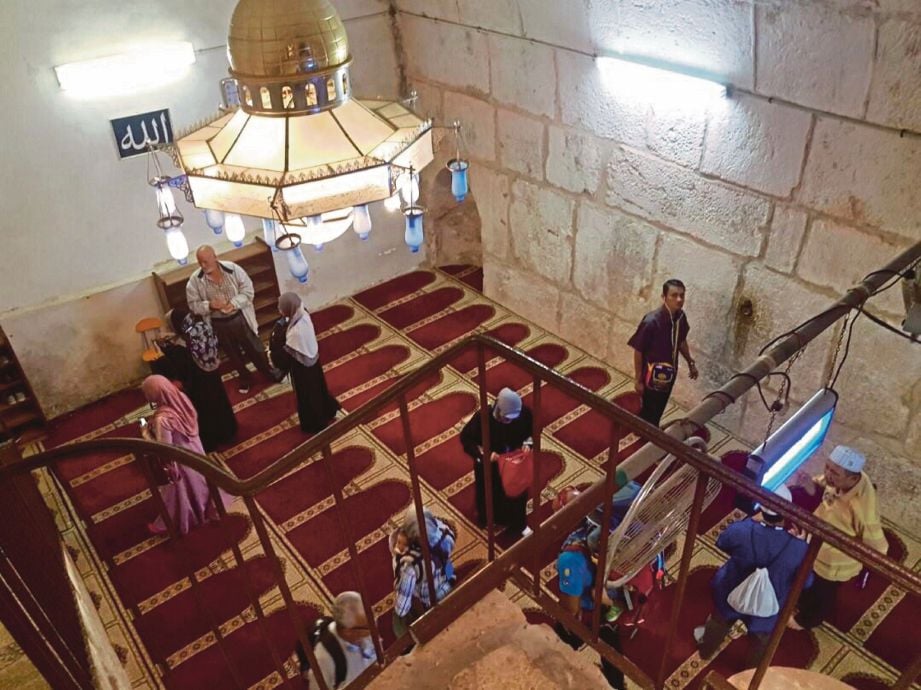 Lokasi dipercayai Rasulullah menambat buraq yang kini dikenali Masjid Buraq dalam kompleks Al-Aqsa.