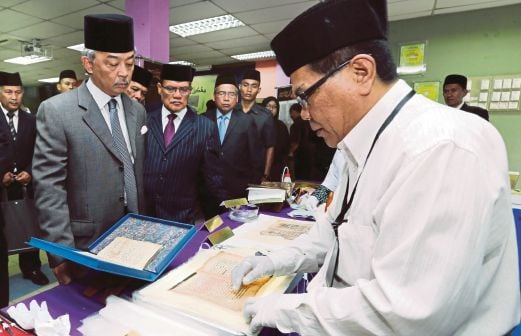  Tengku Abdullah  (kiri) melawat pameran di Kolej Universiti Islam Pahang Sultan Ahmad Shah (KUIPSAS). 