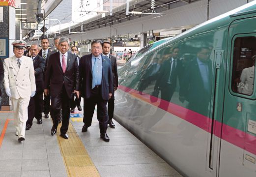 Ahmad Zahid (tengah) tiba di Stesen Tokyo untuk menaiki kereta api laju Shinkansen dari Tokyo ke Sendai.