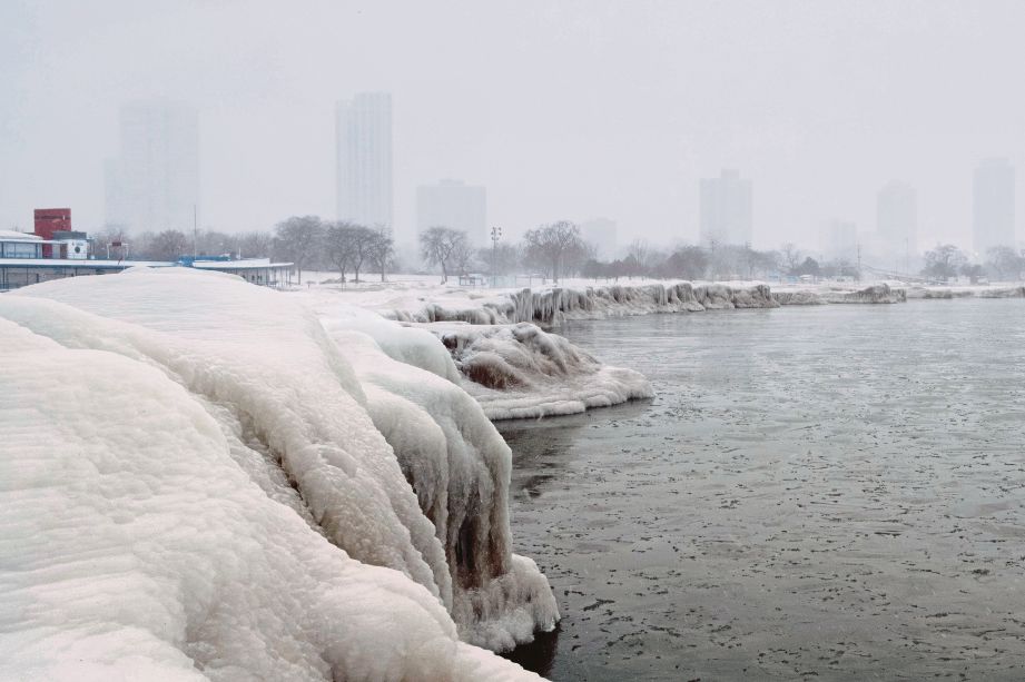 PEMANDANGAN bandar Chicago, Illinois yang dirakam dari Pantai North Avenue di Tasik Michigan kelmarin. - FOTO Reuters.