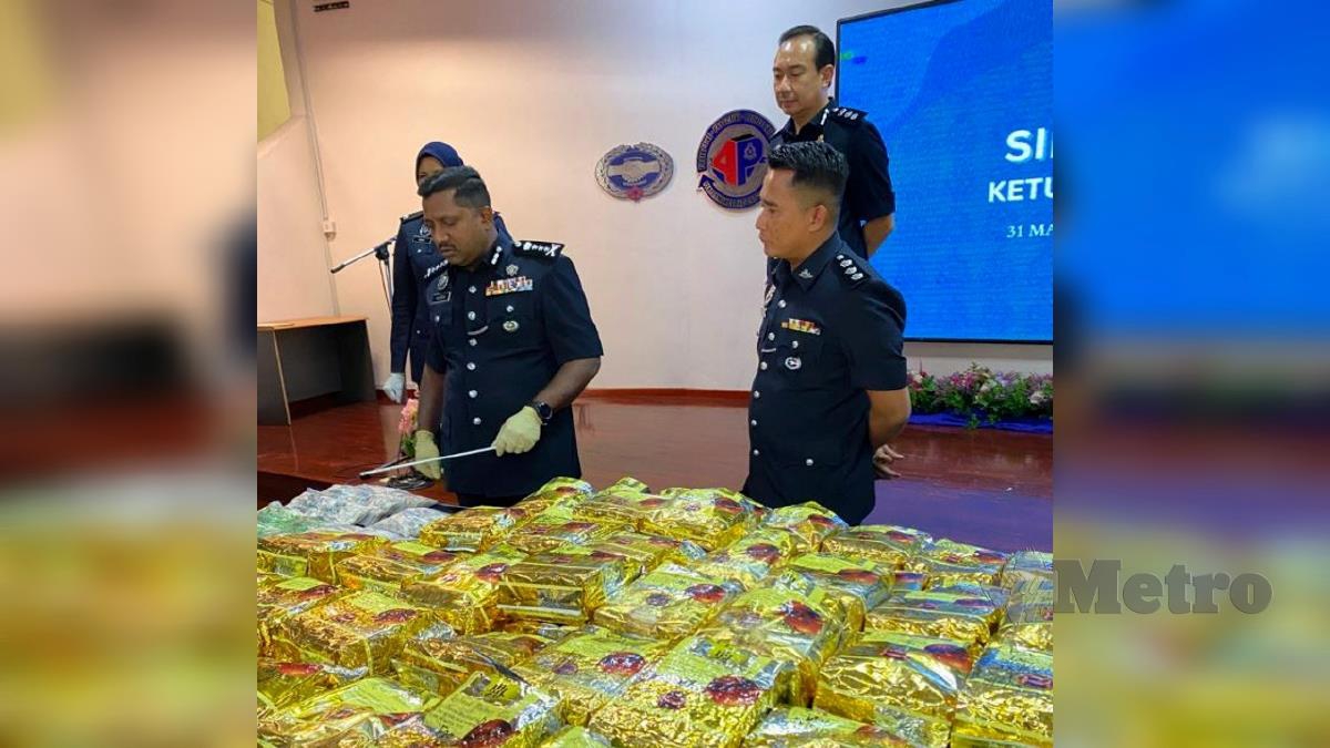 HUSSEIN Omar menunjukkan dadah yang dirampas bernilai RM11 juta dalam serbuan di Selangor dan Kuala Lumpur. FOTO Norzamira Che Noh.