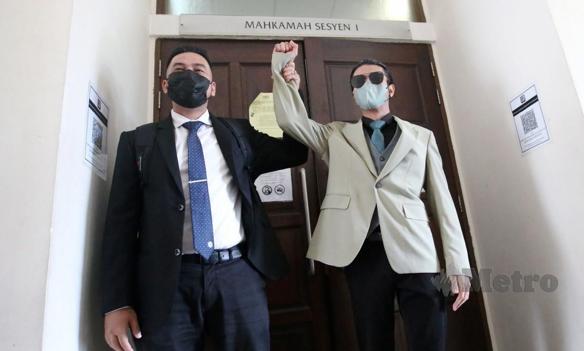 DA'I Syed (kanan) bersama peguamnya selepas Mahkamah Sesyen melepas dan membebaskannya daripada tuduhan jenayah seksual. FOTO Eizairi Shamsudin.