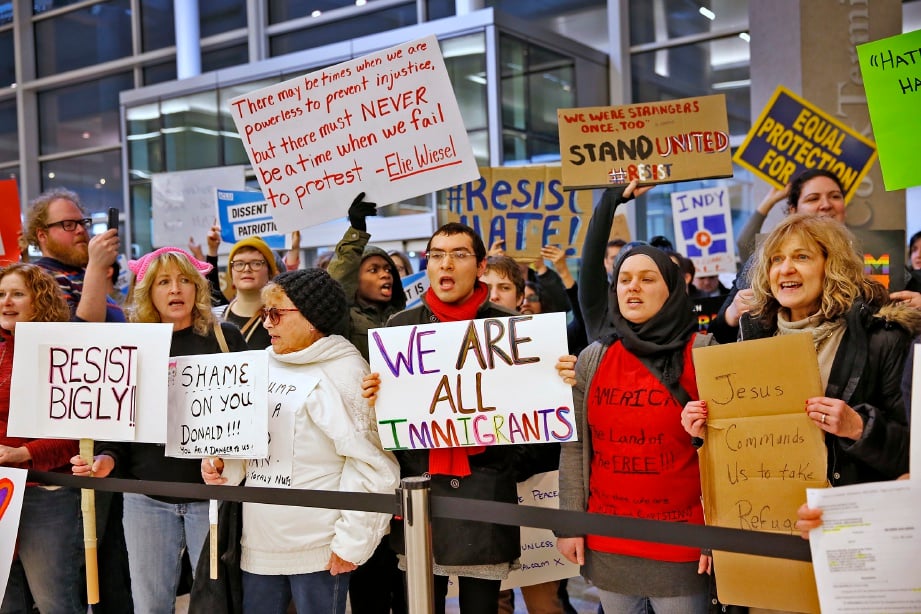 ORANG ramai memprotes  Trump di Lapangan Terbang Antarabangsa Indianapolis. - AP