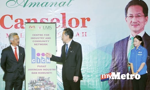 NAIB Canselor Universiti Malaysia Sabah (UMS), Prof. Datuk Dr. Mohd Harun Abdullah melancarkan penjenamaan semula Pusat Jaringan Industri dan Komuniti selepas menyampai ucapan amanat pada Majlis Amanat Naib Canselor 2016, di Dewan Canselor UMS, Kota Kinabalu. Turut kelihatan Pendaftar Universiti, No'man Ahmad (kiri). FOTO Izhari Ariffin