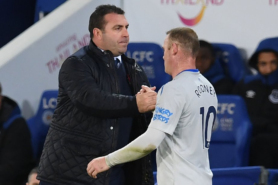 UNSWORTH (kiri) bersalaman dengan Wayne Rooney. FOTO/AFP