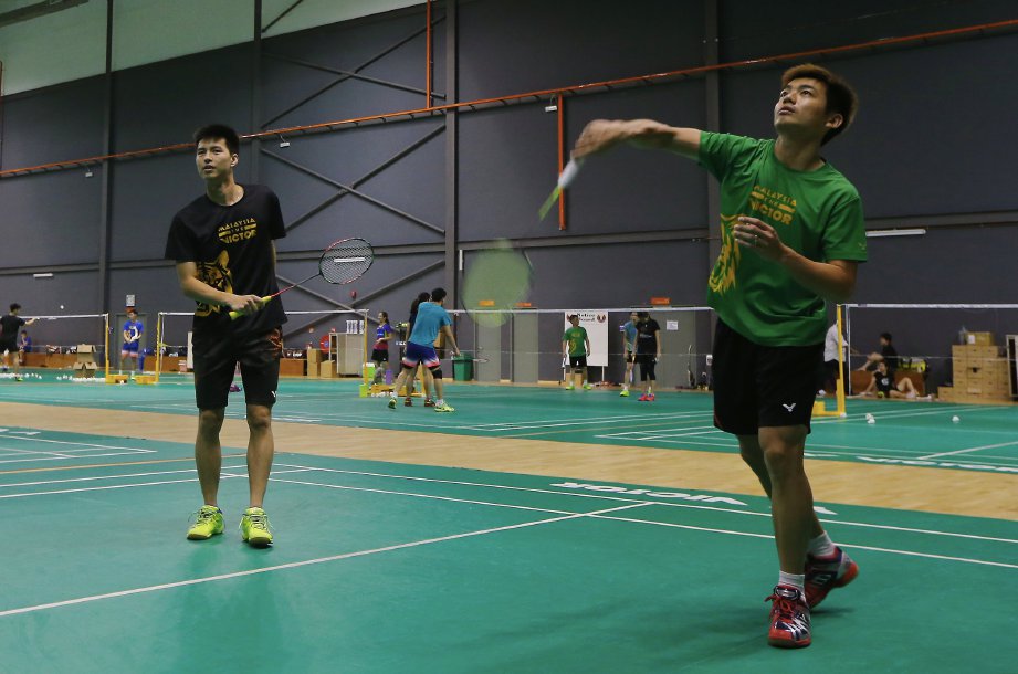 WEE Kiong (kanan) bersama Yew Sin ketika sesi latihan di Akademi Badminton Negara Bukit Kiara. FOTO/LUQMAN HAKIM ZUBIR 
