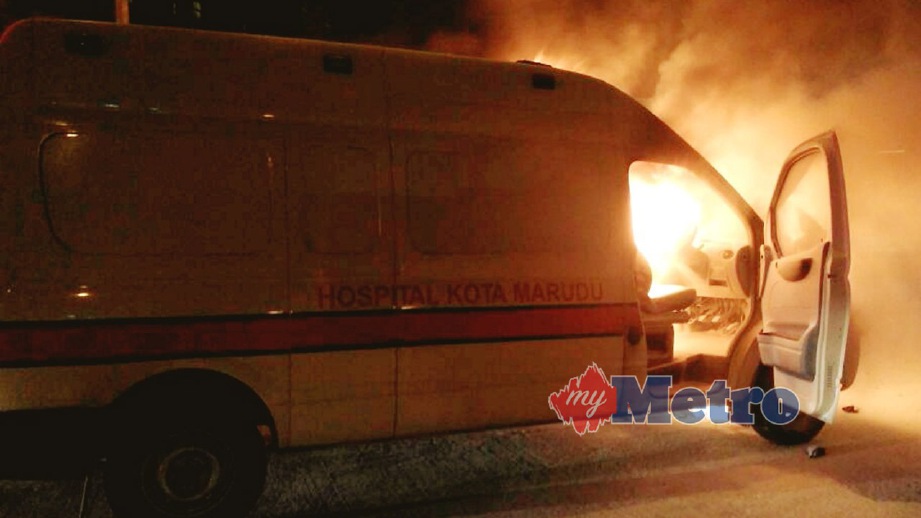 AMBULANS terbakar ketika membawa pesakit dari Kota Marudu ke Hospital Queen Elizabeth. FOTO ihsan Bomba