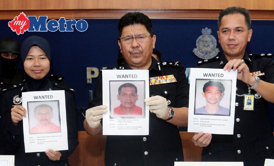 Din (tengah) bersama pegawainya menunjukkan tiga suspek yang dikehendaki bagi membantu kes tembak di Bachok selepas sidang media di Ibu Pejabat Polis Kontijen (IPK), Kota Bharu. FOTO Mohd Faris Zainuldin