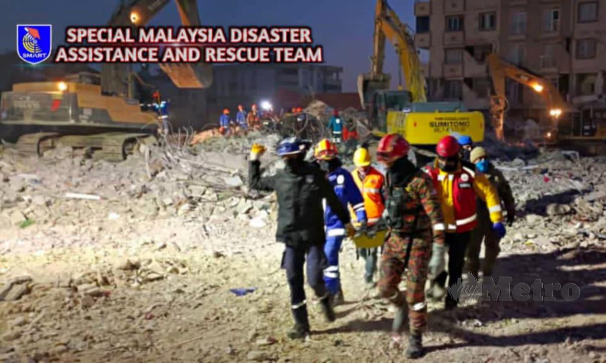 PASUKAN SMART mengeluarkan mayat daripada runtuhan bangunan di Nurgadi. FOTO Facebook SMART