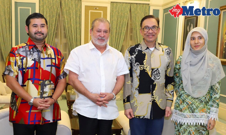 SULTAN Ibrahim (dua dari kiri) bersama Tunku Ismail (kiri) dan ANWAR (dua dari kanan) bersama Izzah di Istana Pasir Pelangi, di sini, malam tadi. FOTO/Sultan Ibrahim Sultan Iskandar 