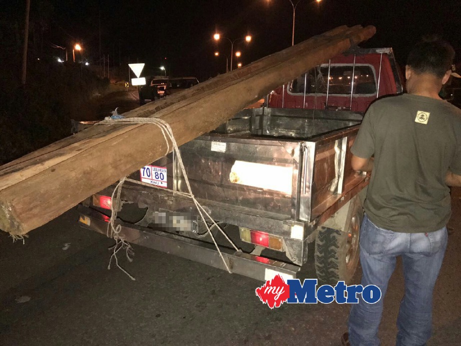SUSPEK diberkas bersama kayu belian disyaki dicuri. FOTO ihsan Polis