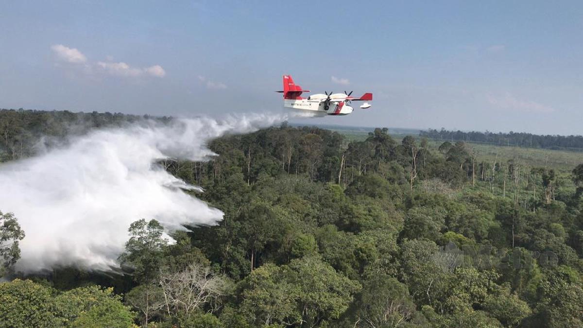 PESAWAT APMM menggugurkan 60,000 liter air bagi membantu memadam kebakaran Hutan Simpan Kuala Langat Selatan. FOTO  ihsan APMM