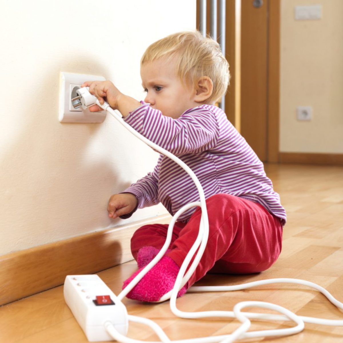 KEJUTAN elektrik antara risiko sering terdedah kepada bayi.