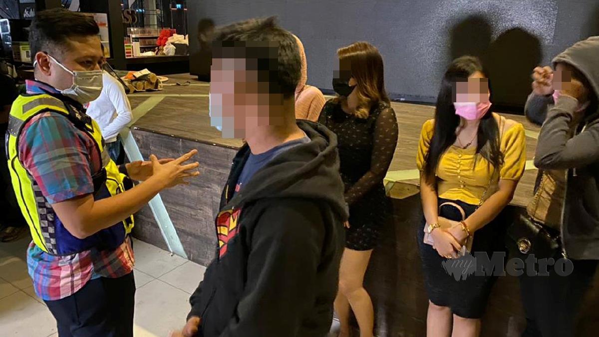 POLIS mengadakan pemeriksaan di pusat hiburan sebelum mendapati pengunjung tidak mematuhi SOP. FOTO ihsan Polis