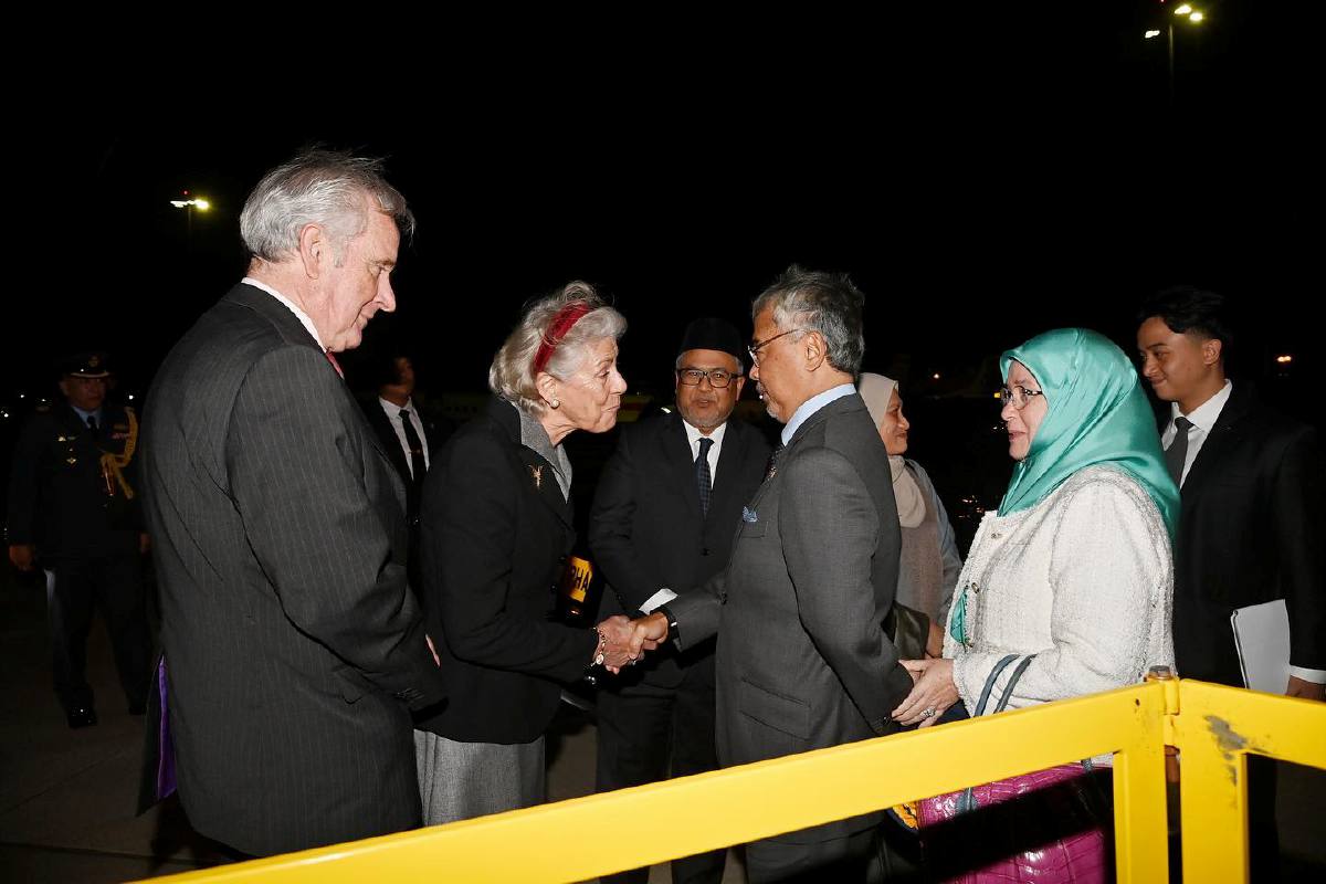AL-SULTAN Abdullah dan Tunku Azizah disambut wakil Istana Buckingham, Slack dan Gordon-MacLeod. FOTO Facebook Istana Negara 