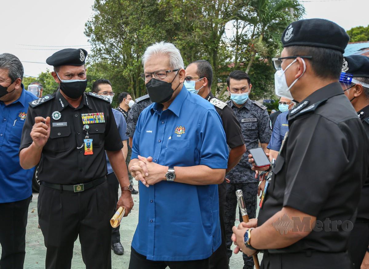 Hamzah dan Ketua Pengarah Penjara Malaysia, Datuk Nordin Muhammad (kiri) melawat Depot Imigresen Sementara Millennium Beranang , Kampung Kuala Pajam, Beranang. FOTO  AZIAH AZMEE