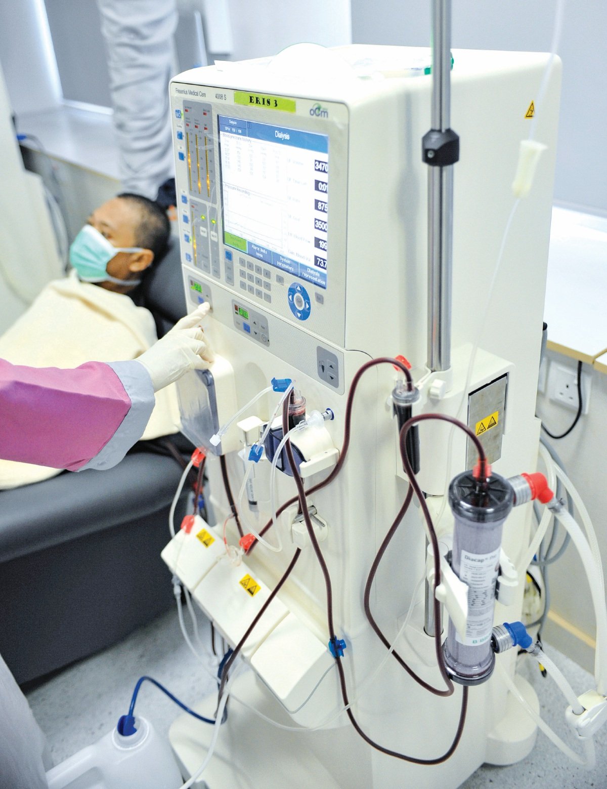 MESIN dialisis untuk rawatan hemodialisis.