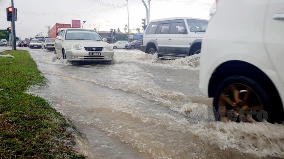 ANTARA jalan di bandar Tawau ditenggelami air selepas hujan lebat hampir lima jam. FOTO Abdul Rahemang Taiming