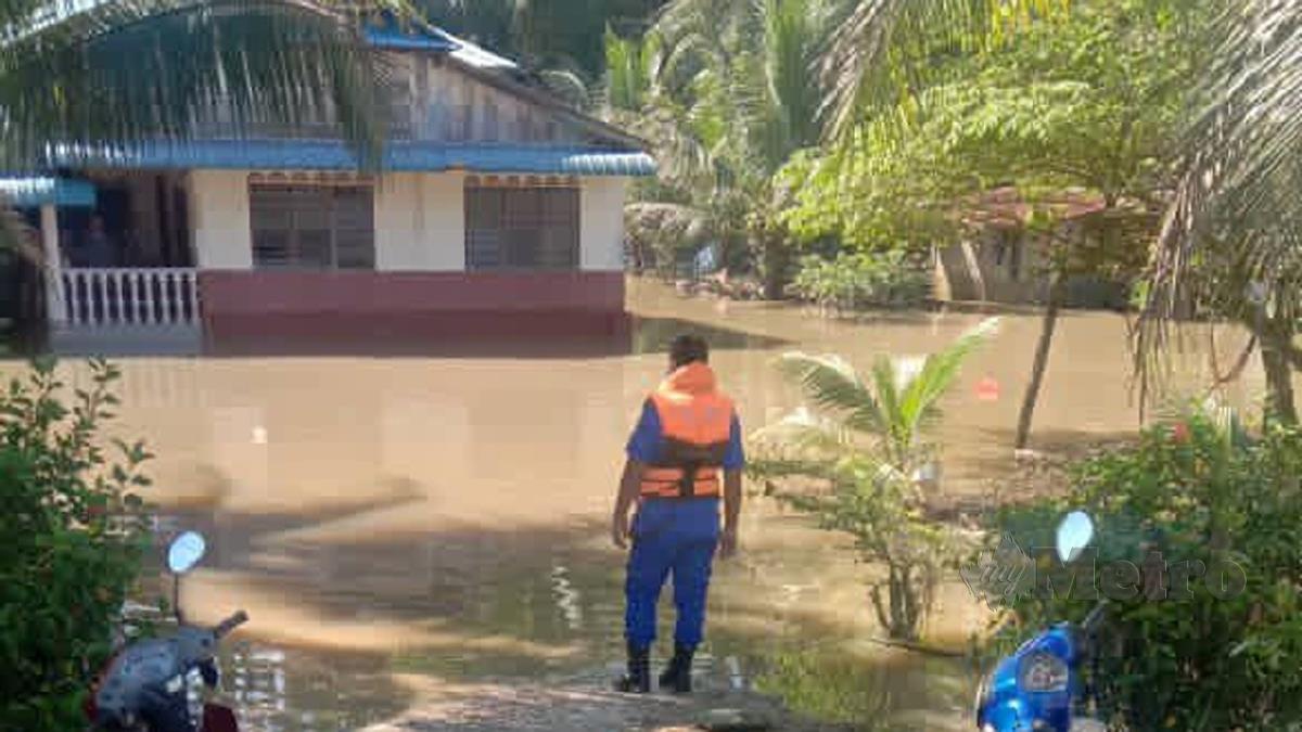 Pix: TELUK INTAN 03 MEI 2021. Kawasan rumah penduduk di Teluk Intan yang dilanda banjir kilat susulan limpahan air Sungai Batang Padang. NSTP/IHSAN APM.